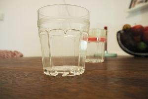 Ein Becher als Basis für alle Bewohner